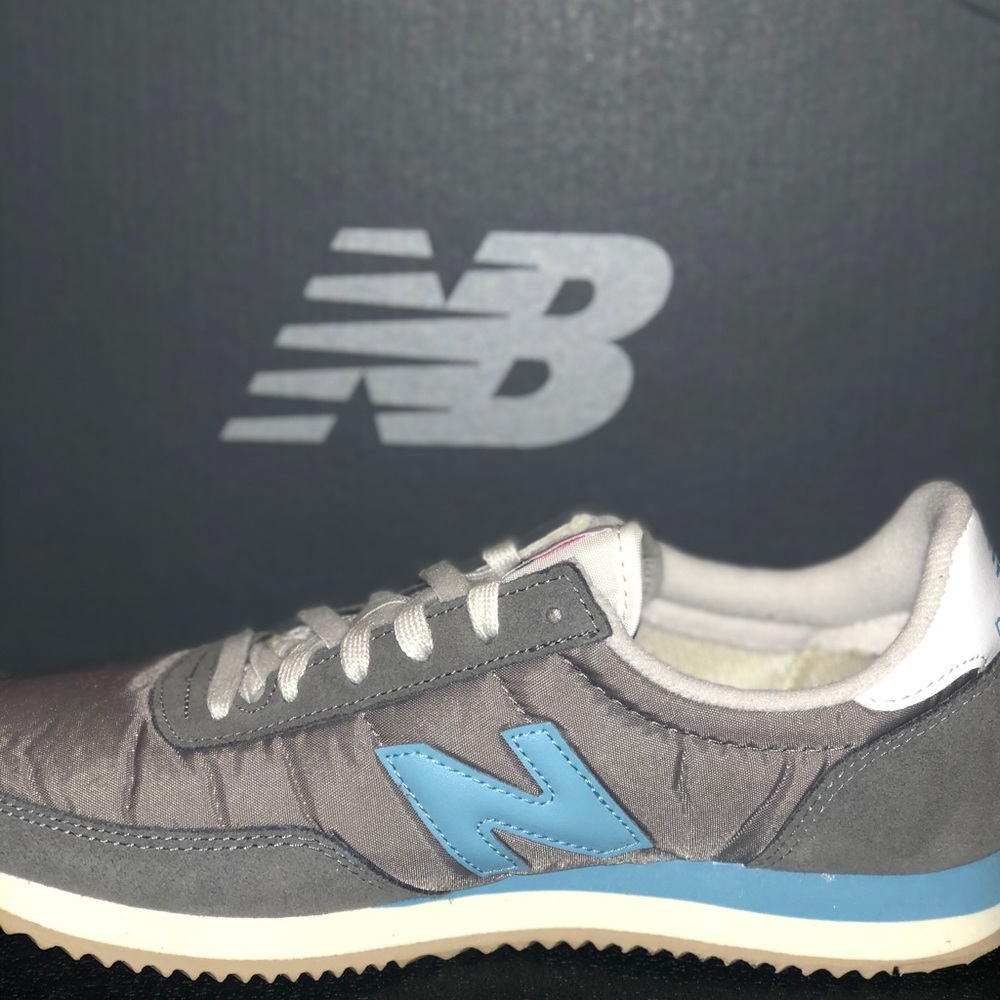 720 Women New Balance Size 7